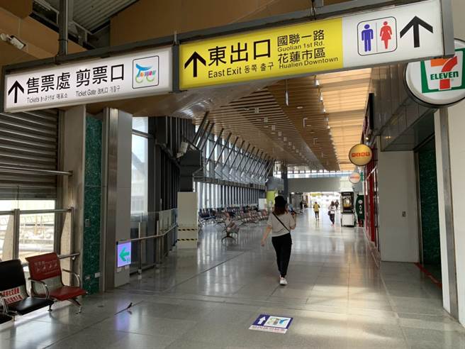 花莲火车站大厅冷清，一天只剩不到1千人次。（王志伟摄）