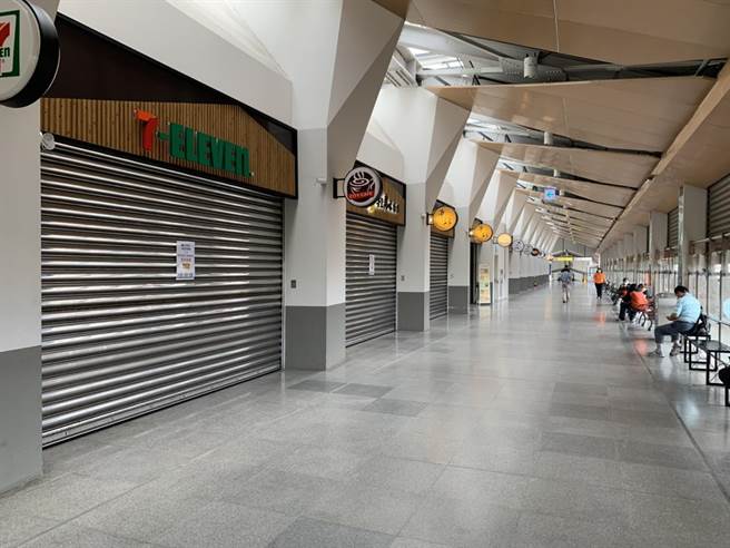 连锁超商也不敌疫情，拉下铁门暂停营业。（王志伟摄）