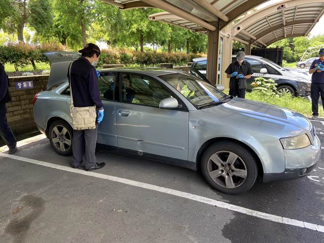 鑑识人员採证在嫌犯座车採证。(警方提供／曹婷婷台南传真)