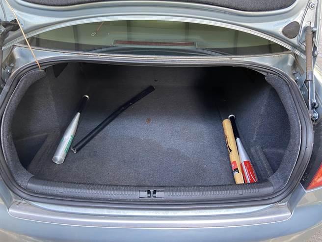 警方在嫌犯座车起获作案的木棍、球棒等物。(警方提供／曹婷婷台南传真)