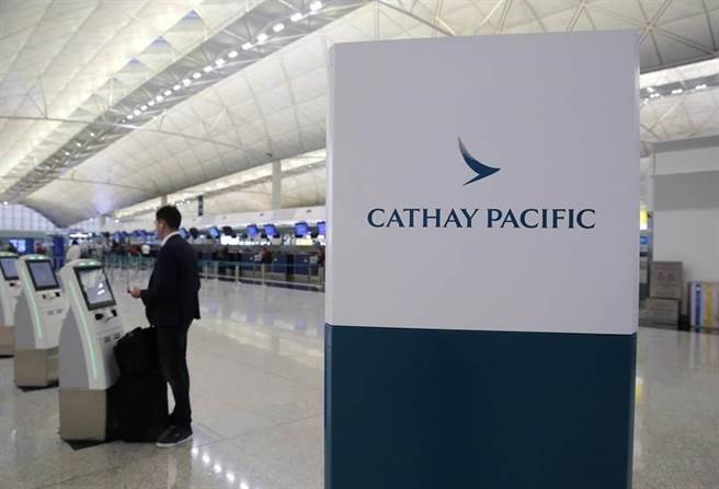 香港國泰航空今發信給員工，要求在今年9月前接種新冠疫苗，否則將考慮是否能繼續在國泰航空工作。（示意圖／美聯社資料照片）