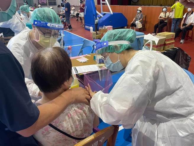 婦人居長照機構接種疫苗後無呼吸心跳送醫救回一命，圖非當事人。(呂筱蟬攝)