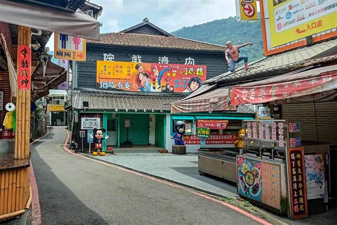 内湾戏院为内湾老街着名地标，承租建物作为餐厅营运的业者，不敌亏损决定歇业。（庄旻静摄）
