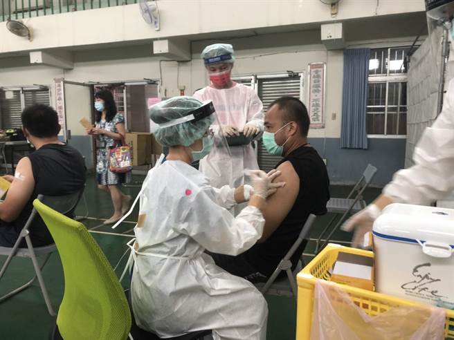 為避免西螺果菜市場的司機、助理員北上台北果菜市場時受群聚感染之虞，今（24日）下午再對這群持有陰性快篩檢驗的司機及助理員施打AZ疫苗。（周麗蘭攝）