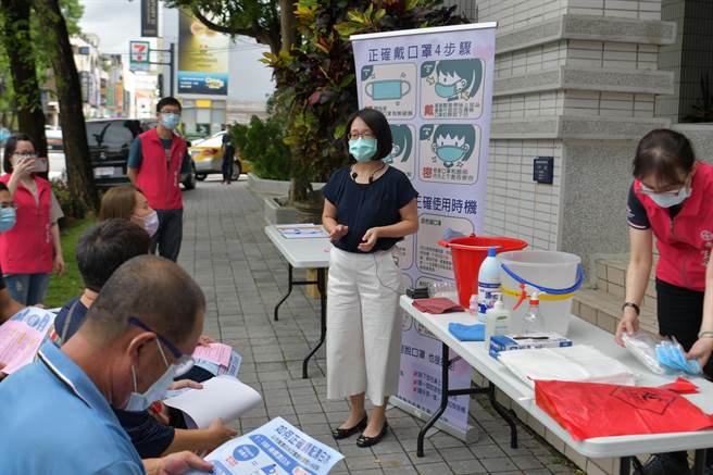  南投县卫生局，24日举办防疫计程车司机消毒防疫训练。（南投县政府提供／廖志晃南投传真）