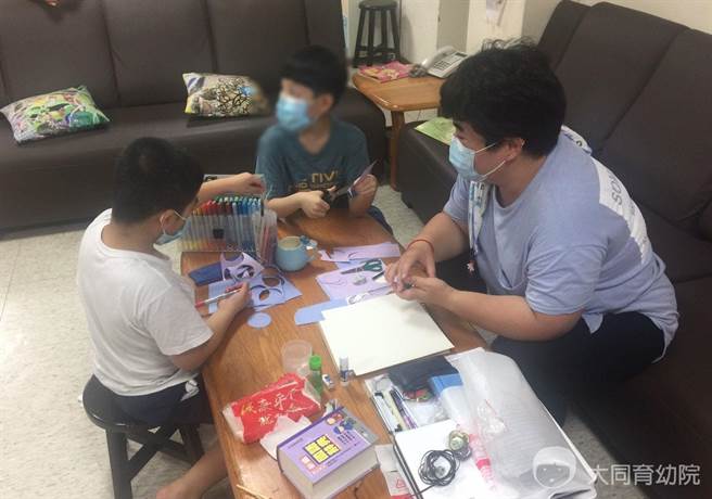老師陪伴院童讀書。（大同育幼院提供）
