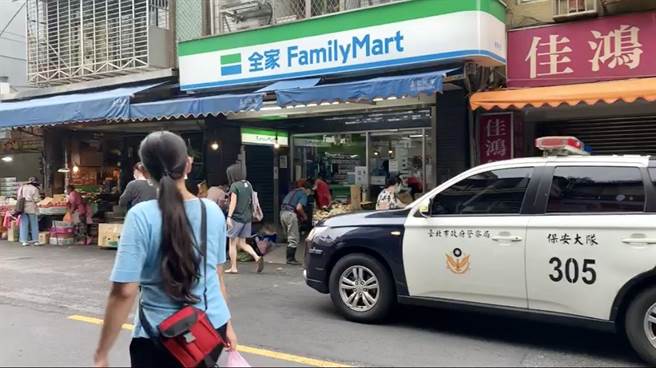 保大在北市各市场以四声道放送防疫相关规定。(翻摄照片／林郁平台北传真）