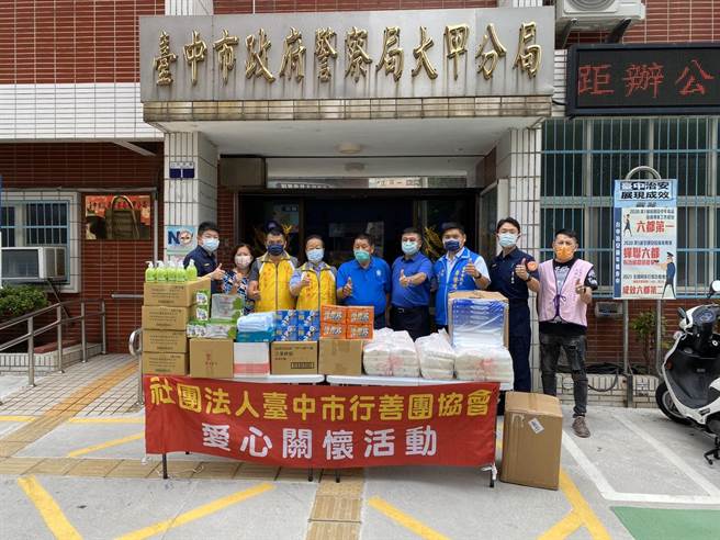 台中市議員邀集台中行善團協會、台中市互惠愛心關懷協會，捐贈大甲警分局防疫物資。（大甲警分局提供／陳淑娥台中傳真）