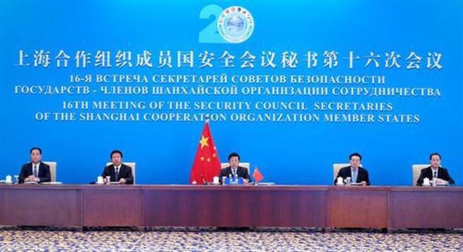 国家安全部副部长董经纬(右1)现身参加会议。(中国公安部)