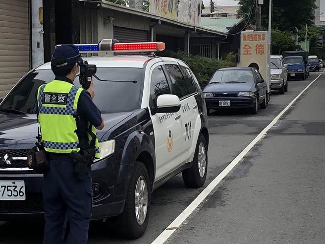 雾峰分局5月20日起，全面加强机动测速照相等科技执法，该机动测速照相设备，可全天候、不受地形限制，由员警手动操作。（雾峰分局提供／黄国峰台中传真）