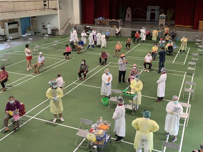 美濃國中施打站為旗美區大型接種站，23日晚間總計401人接種AZ疫苗，長者施打率達41.9％。（高雄市客委會提供／林雅惠傳真）
