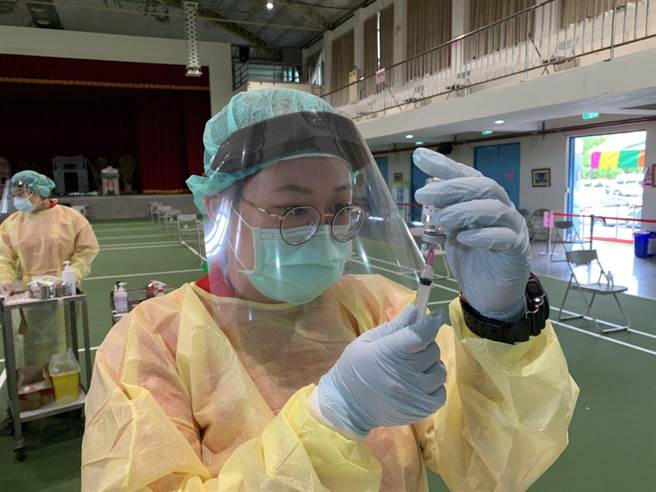 醫護人員在不浪費原則下，採取細針抽取藥劑，原一瓶10劑可施打10人，開36瓶AZ藥劑，總施打數高達401人，比原預計可施打人數360人多出41人。（高雄市客委會提供／林雅惠傳真）