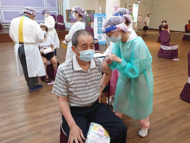 高雄市楠梓區24日在聖雲宮活動中心為社區75歲以上長輩接種疫苗，現場長輩幾乎都是家人陪同下抵達完成注射。（高雄市社會局提供／林雅惠傳真）