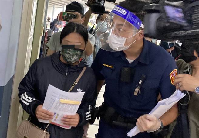 中市3岁男童疑受虐身亡，检方会同法医解剖，张母到场面对媒体追问案情，不发一语，快步离开。（陈淑芬摄）