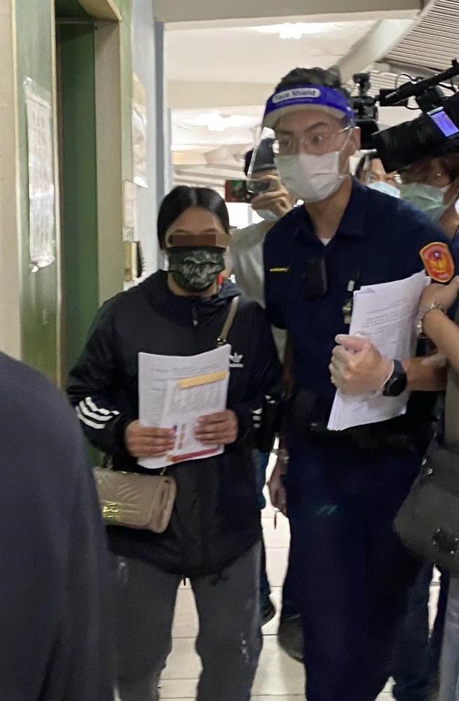 中市3岁男童疑受虐身亡，检方会同法医解剖，张母到场面对媒体追问案情，不发一语，快步离开。（陈淑芬摄）