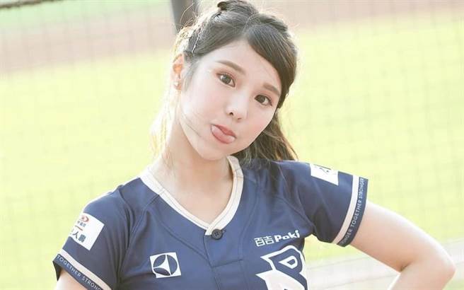 網紅琳妲為啦啦隊「樂天女孩」成員之一。（圖/紅琳 IG)