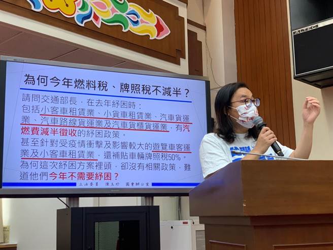 金门小客车租赁业配合防疫停止接单，收入直接挂零，在立委陈玉珍的争取下，中央同意纳入税赋减免的纾困对象。（陈玉珍国会办公室提供）