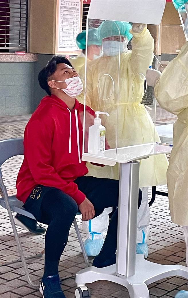 味全龙投手徐若熙接受抗原快筛检测。（味全龙提供）