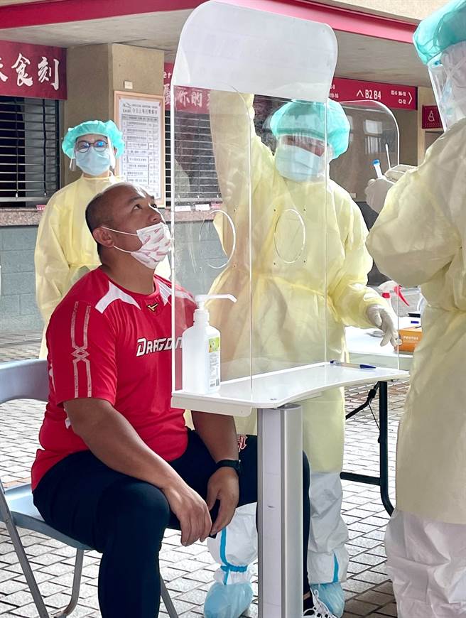 味全龙打击教练张泰山接受抗原快筛检测。（味全龙提供）
