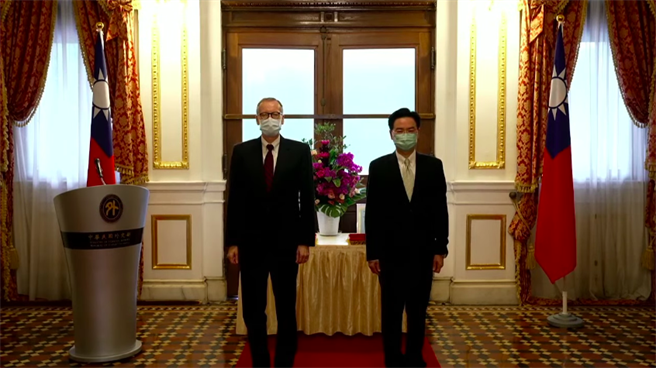 美国在台协会（AIT）处长郦英杰、副处长谷立言即将离任，外交部长吴钊燮今天颁赠两人「睦谊外交奖章」。（取自外交部YouTube直播）