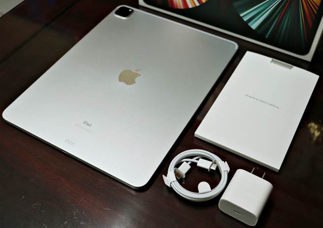 iPad Pro 12.9吋款式（第五代）與盒附配件。（黃慧雯攝）