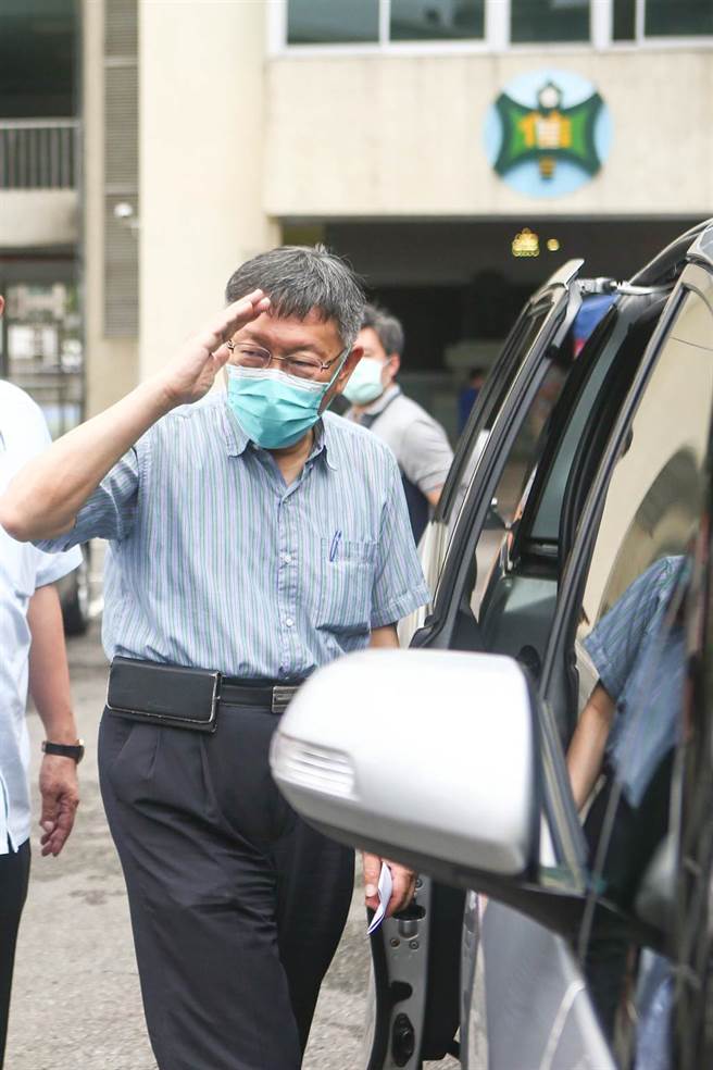 台北市政府提供先前已接种第一剂AZ疫苗且接种间隔已超过10周的民眾完成第二剂疫苗接种，及居住在台北市持有居留证之75岁以上外籍长者接种，24日台北市长柯文哲到信义国中施打站关心所有市民，离去前并向医护人员举手敬礼说辛苦了。（邓博仁摄）