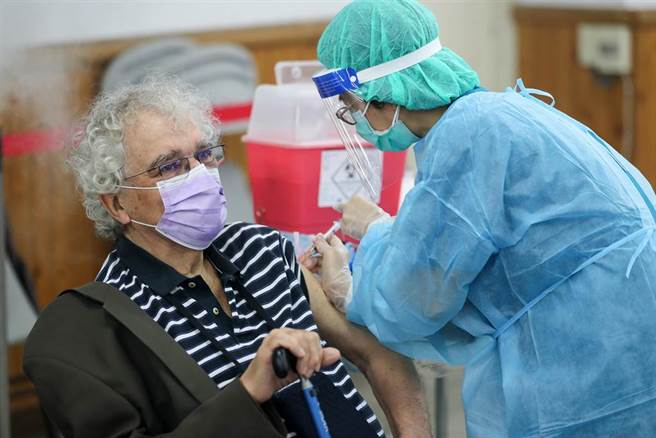 台北市政府提供先前已接种第一剂AZ疫苗且接种间隔已超过10周的民眾完成第二剂疫苗接种，及居住在台北市持有居留证之75岁以上外籍长者接种，24日法国籍的皮耶卓兰先生到信义国中施打疫苗。（邓博仁摄）