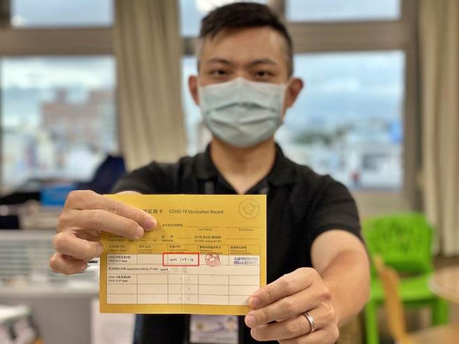 施打第二劑疫苗者要攜帶第一劑接種的黃色卡。（嘉義市政府提供）