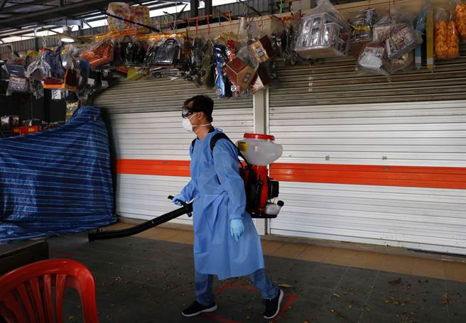 新加坡淡馬錫基金會表示，將免費提供每戶一台血氧計。圖為新加坡衛生人員進行消毒。（圖／路透社）