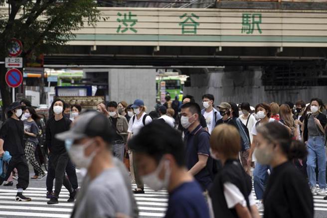 日媒擔心，「第5波」新冠疫情恐在東奧期間來襲。圖為東京街頭人群。（圖／美聯社）