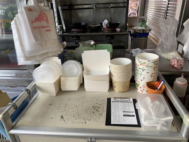 全台三级警戒已经满一个月，台中市纸类资源回收数量大增，环保局呼吁民眾多使用自备餐具。（中市府提供／林欣仪台中传真）