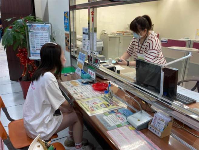 女大生算錯居檢期，提早一天跑去上課，遭罰20萬元，今天一次繳清。（法務部行政執行署新北分署提供）