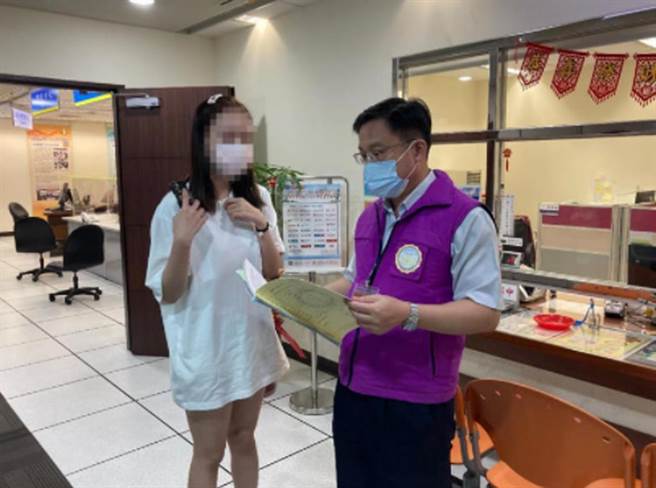 女大生向執行官陳述遭罰始末。（法務部行政執行署新北分署提供）