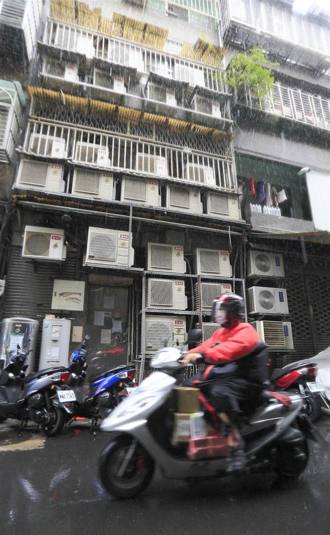 新冠肺炎疫情持续延烧，全国三级警戒延长，衝击国内经济，行政院会24日拍板，6月的夏季电价暂缓实施。（张铠乙摄）