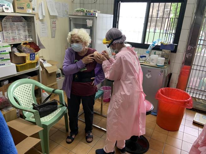 彰化縣24、25兩天針對全縣85歲至89歲長者施打疫苗，全縣符合年齡的11430名長者中，有4970人有意願，但有不少人臨時沒來，完成施打率約4成，打氣明顯下降許多。（謝瓊雲攝）