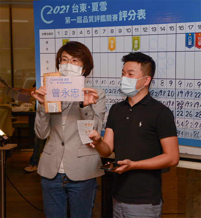 台东农产公司办理台东第一届夏雪芒果品质评鑑，共26名农友参赛，青农曾永忠夺得首届果王，获奖金1万5000元。（台东县政府提供／蔡旻妤台东传真）