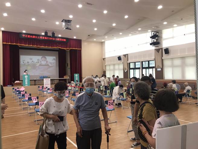 國民黨議會黨團及前立委謝國樑今天呼籲，應將3331位基層鄰長也納為疫苗接種對象。（陳彩玲攝）