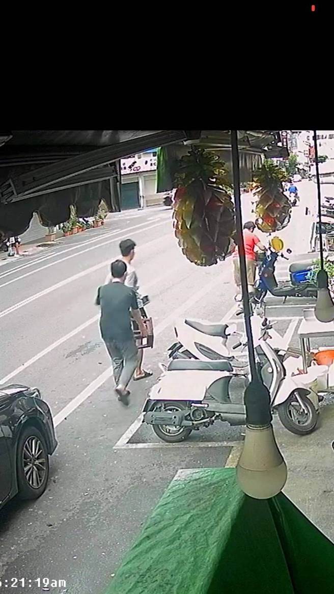 台东市区1家滷味店向警方报案，店家门前玻璃柜及鱼缸等生财器具遭2男子持木椅、球棒毁损。（台东县警局提供／蔡旻妤台东传真）