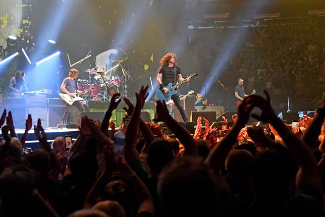 幽浮一族樂團20日在紐約開唱，全場粉絲皆接種疫苗。（摘自推特）