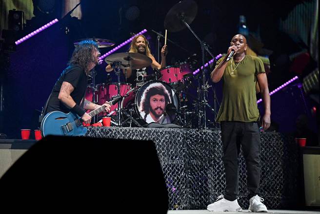 戴夫查普爾應邀站台，與樂團一起帶來〈Creep〉。（摘自推特）