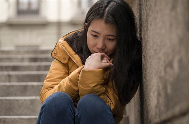 白羊座、雙子座、摩羯座的人擁有一顆敏感的玻璃心，比一般人更害怕承受孤單與寂寞。（圖／Shutterstock）
