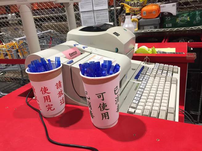 網友就分享，美式賣場好市多（Costco）還特別準備2個筆筒，區分出使用過和未使用的筆，認為沒有其他賣場做到，相當貼心。(摘自Costco好市多 商品經驗老實說)
