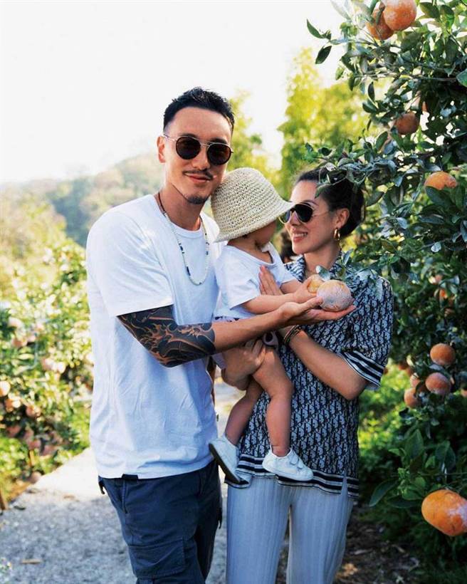 王阳明与蔡诗芸结婚5年，认真宅在家防疫陪妻女。（摘自脸书）