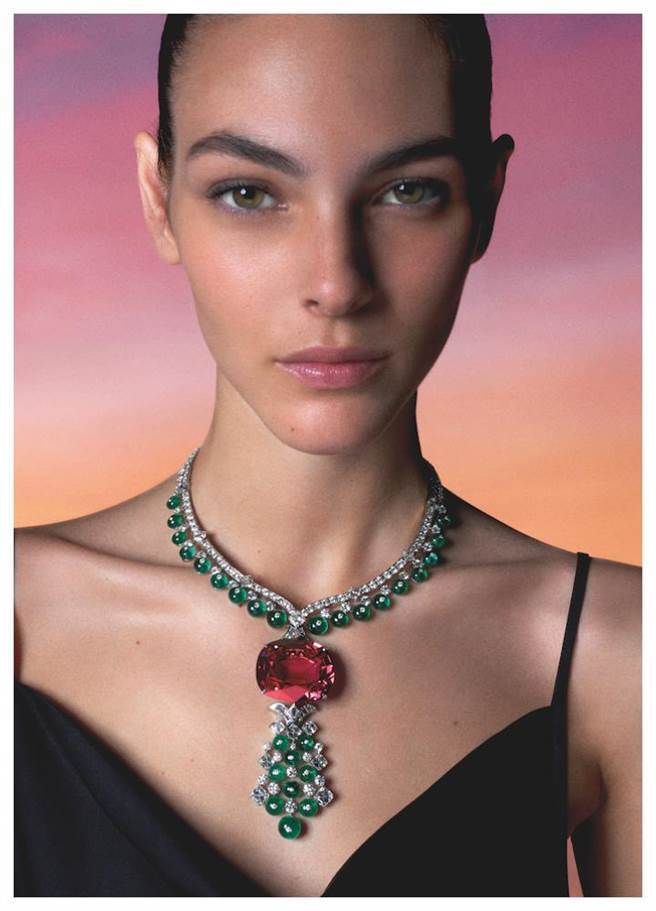 义大利超模Vittoria Ceretti配戴宝格丽MAGNIFICA系列Imperial Spinel尖晶石项炼，131.21克拉尖晶石在世界排名第四。（BVLGARI提供）