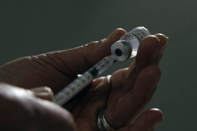 即使全民接种率超过5成，塞席尔、智利、巴林与蒙古却依旧名列全球疫情最严峻前十大国家之林。(图/美联社)