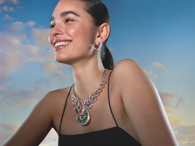 法国超模Solange Smith配戴宝格丽MAGNIFICA系列Baroque Spiral彩宝项炼。（BVLGARI提供）