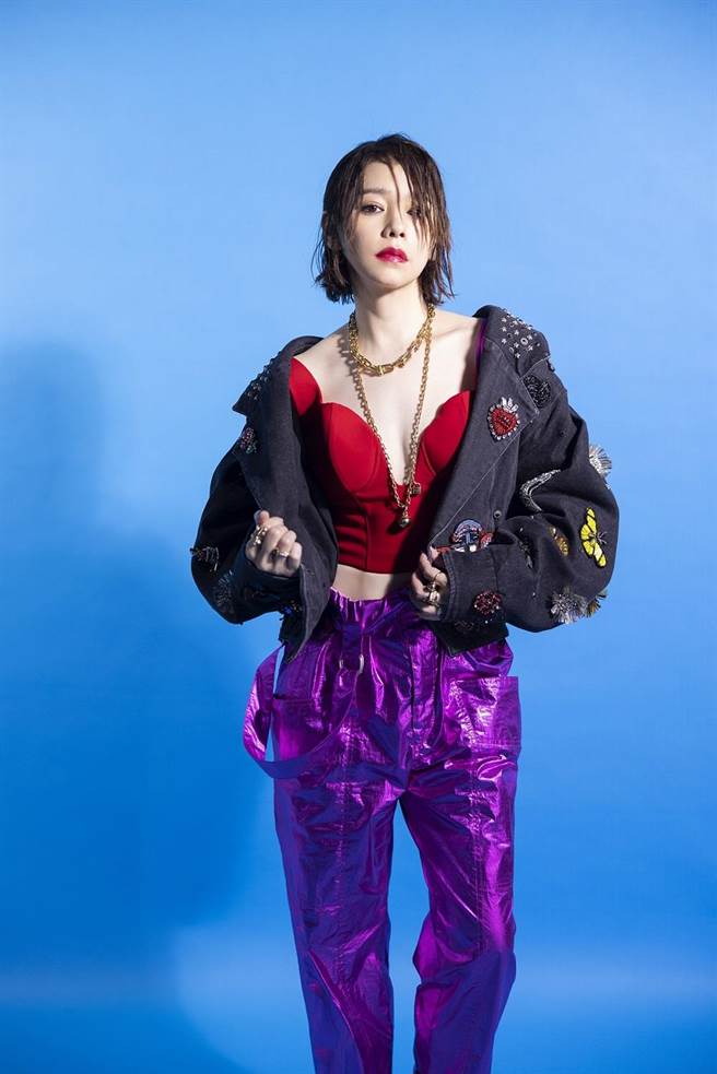 徐若瑄在全新单曲《甩》形象照中佩戴Tiffany充满庞克街头风格HardWear K金炼结项炼。（Tiffany &amp; Co.提供）