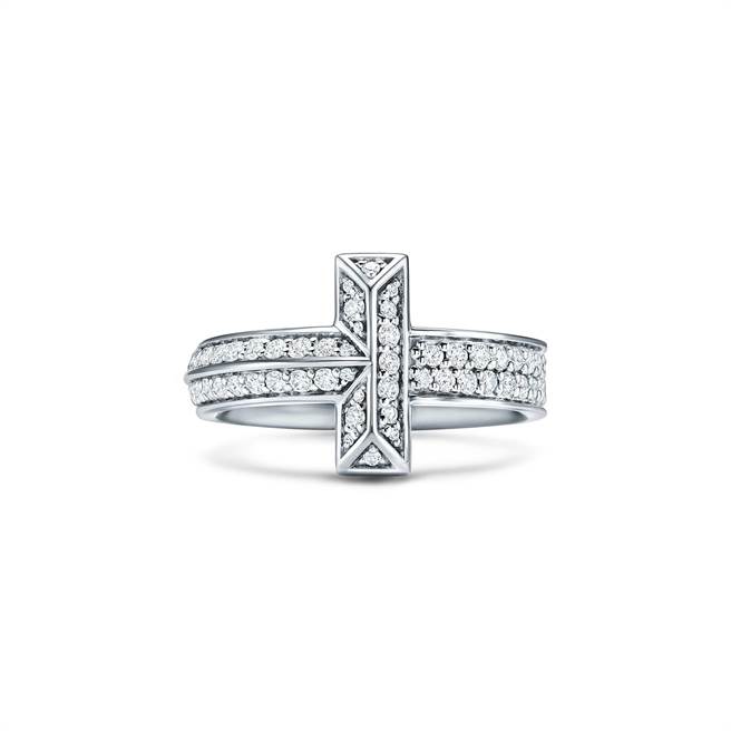 Tiffany T1 白金宽版镶钻戒指，20万1000元。（Tiffany &amp; Co.提供）