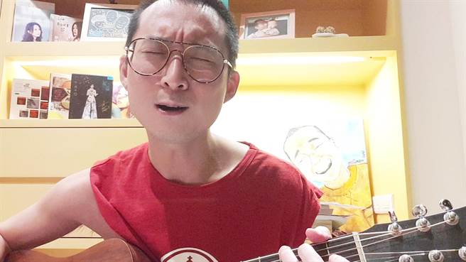 浩子居家防疫期间学会把影片上传云端。（民视提供）