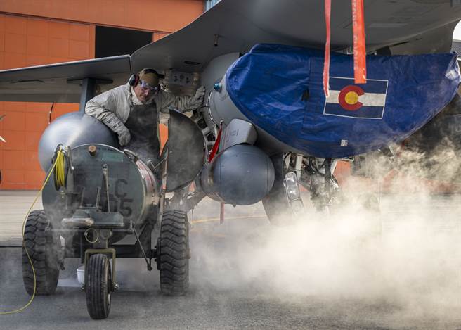 美空軍表示，由於維護費用過高，讓其不得不減少飛行時數。圖為美空軍F-16戰機接受維護。（圖／美國空軍）